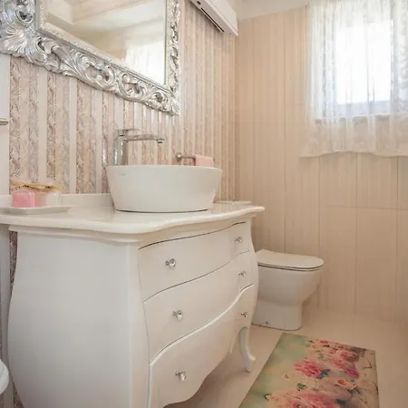 Mihaela Deluxe Holiday home *