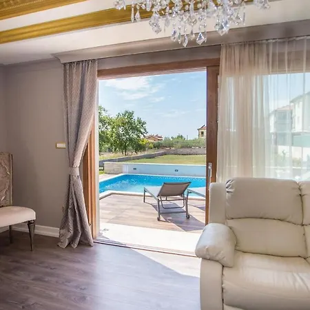Mihaela Deluxe Holiday home *